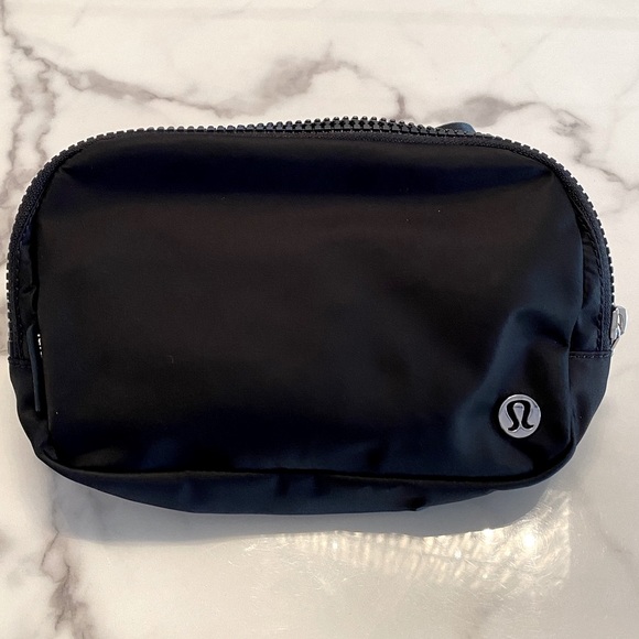 Lululemonπ₯ Classic Everywhere Belt Bag Black
Fanny Pack π₯NWT TikTok viral β€οΈ - Picture 6 of 10